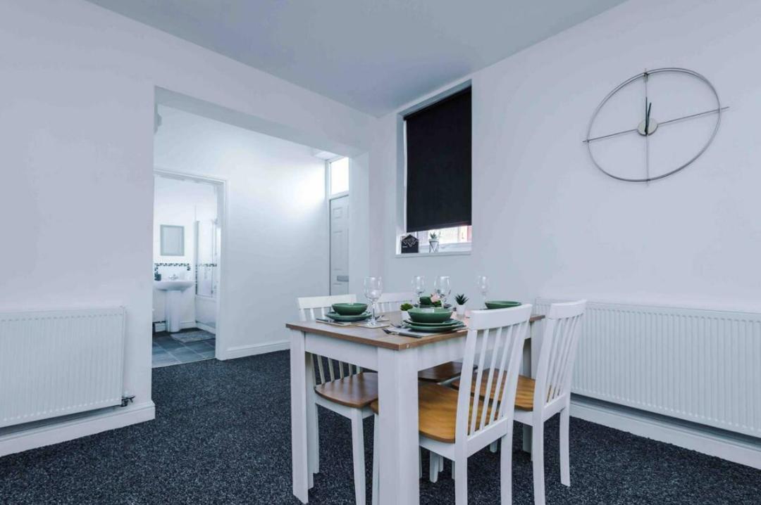 Spacious One-Bedroom Apartment In Saint Helens St Helens  Exterior photo